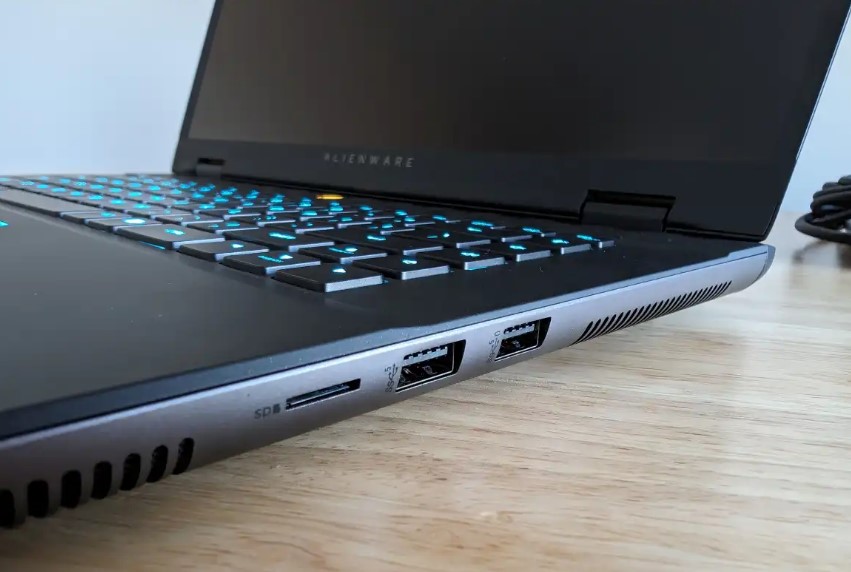 Cổng kết nối laptop Alienware m16 R2