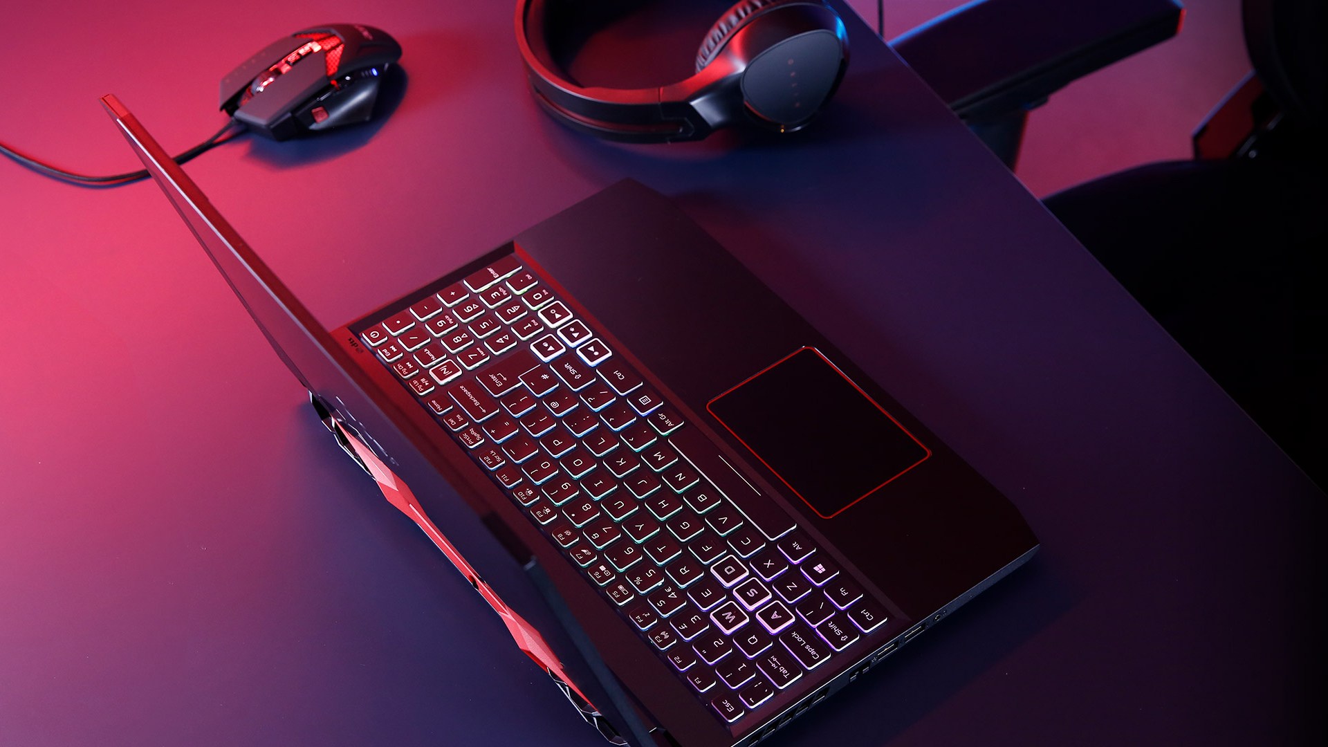Laptop Acer Nitro 5: Đam mê những trận đấu game cực kì kịch tính và gay cấn? Chiếc laptop Acer Nitro 5 sẽ là người bạn đồng hành đắc lực của bạn. Không chỉ được trang bị vi xử lý mạnh mẽ, card đồ họa cực khủng, mà thiết kế ngầu ngoài trông rất \