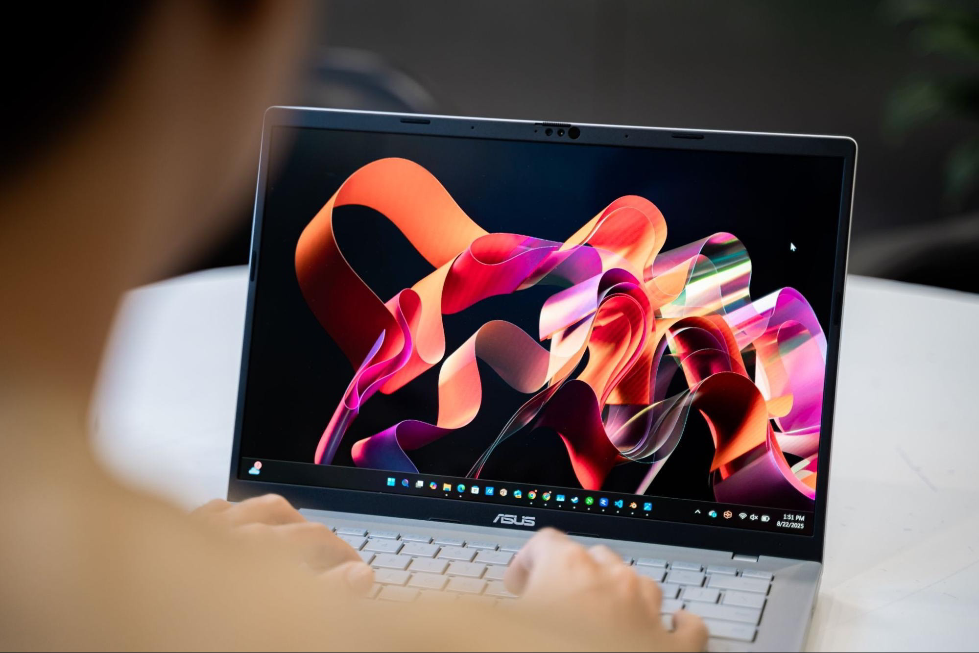 Laptop OLED có bền không? Tư vấn laptop OLED bền bỉ, đáng mua 2025